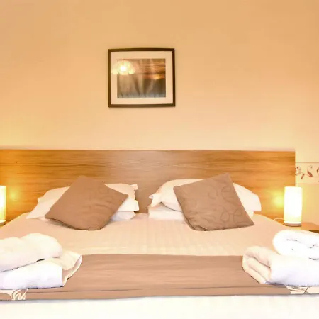 Brook House 4* 에스크데일